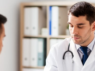 Arzt bespricht Unterlagen mit einem Patienten